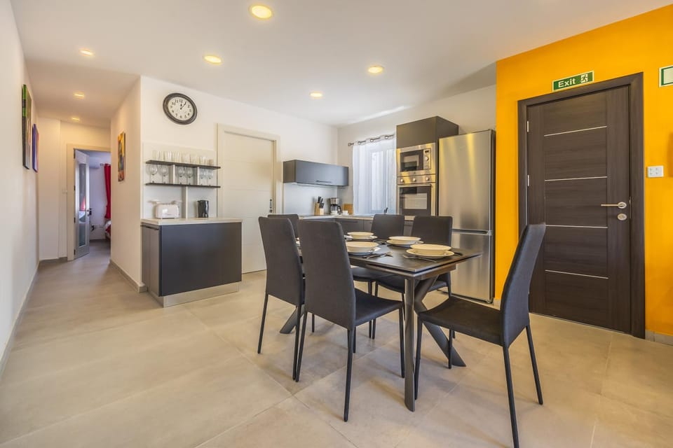 Sleek & Stylish 2BR Accommodation with Large Private Terrace - Close to Saint Julian's & Tigne Shopping Mall Apartment in Sliema