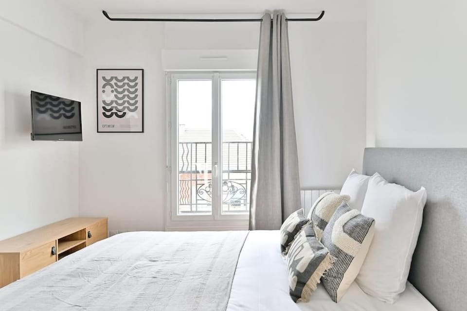 Bed, TV and multimedia