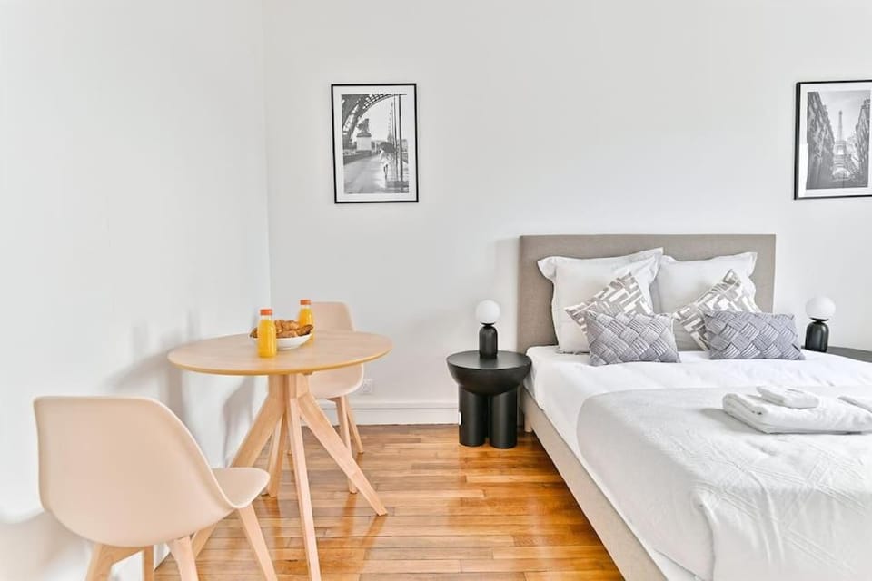 Bed, Photo of the whole room, Seating area