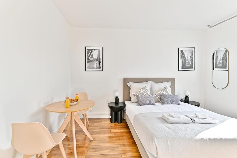 Bed, Photo of the whole room, Seating area