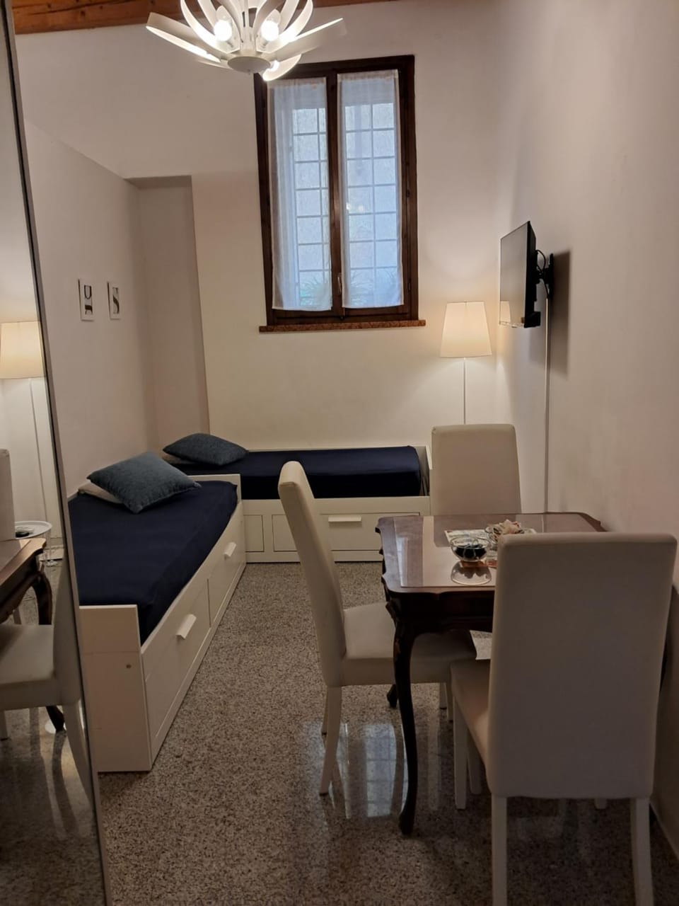 Bed, TV and multimedia, Living room, Seating area