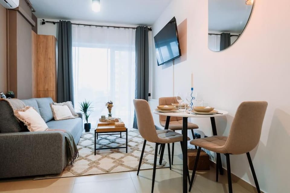 TV and multimedia, Living room, Seating area, Dining area, air conditioner