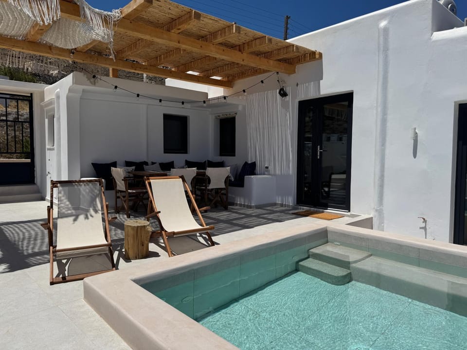 Patio, Swimming pool, sunbed