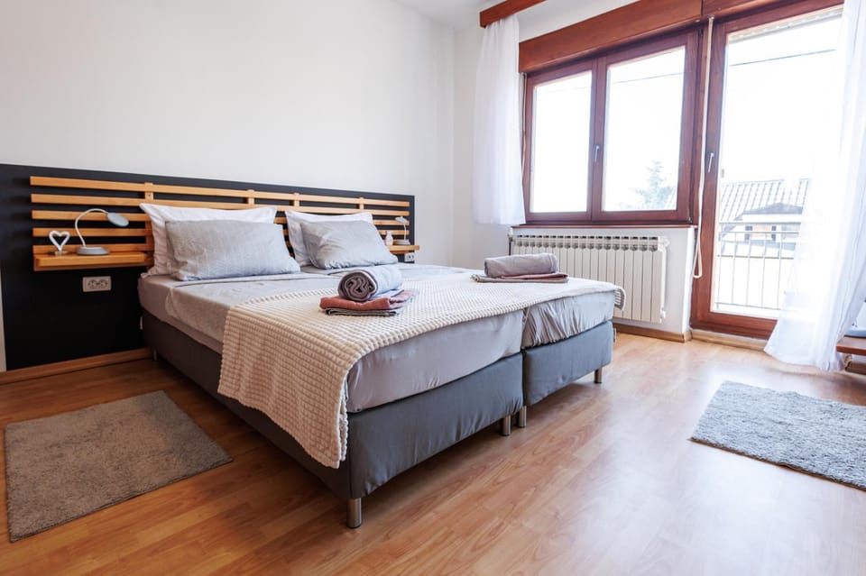 Bed, Bedroom, towels