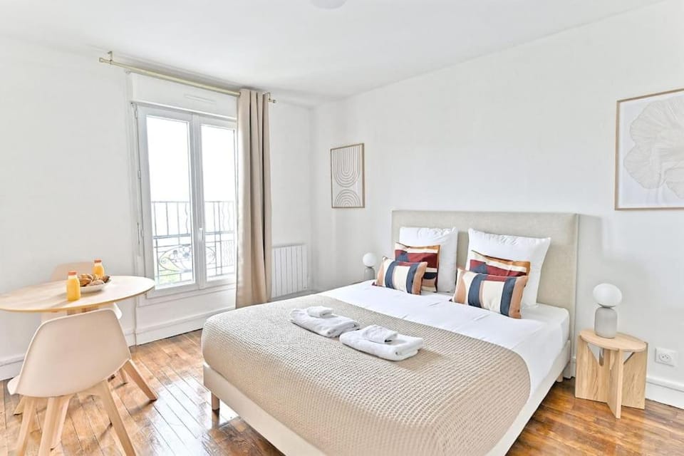 Bed, Seating area