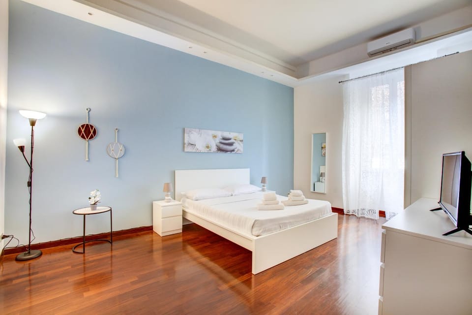 Bed, TV and multimedia, Bedroom, wardrobe, air conditioner