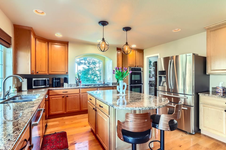 Kitchen or kitchenette, Communal kitchen, microwave, kitchen, kitchen