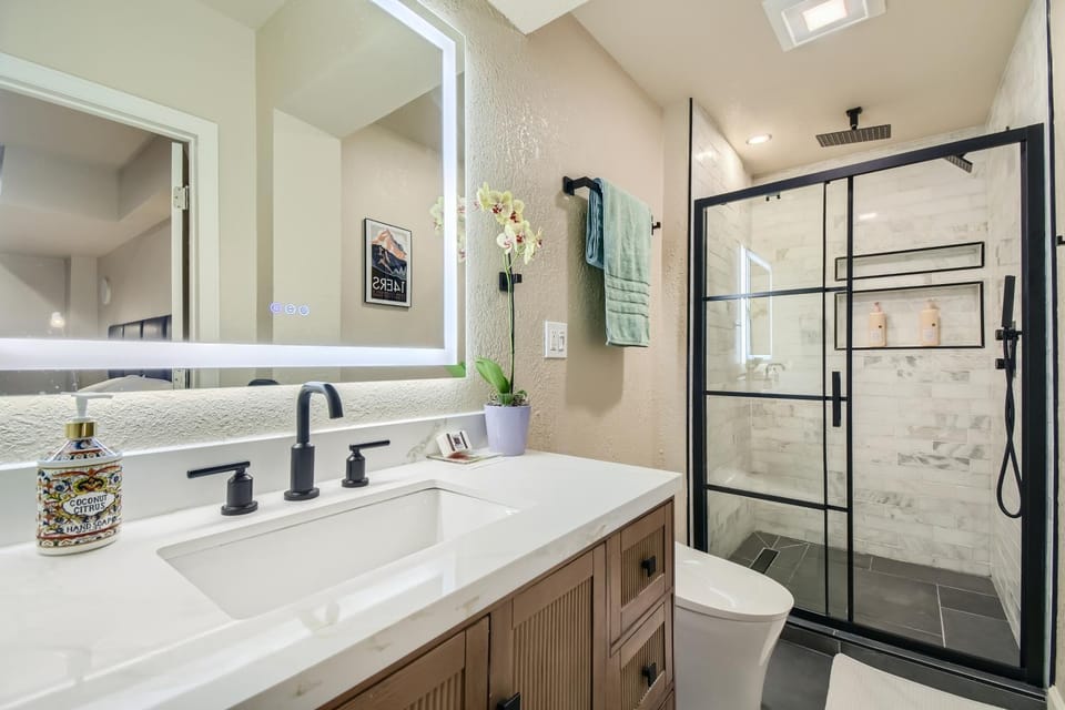 Denver Retreat Home with Stunning Lake, Mountain Views and Luxury Amenities Villa in Commerce City