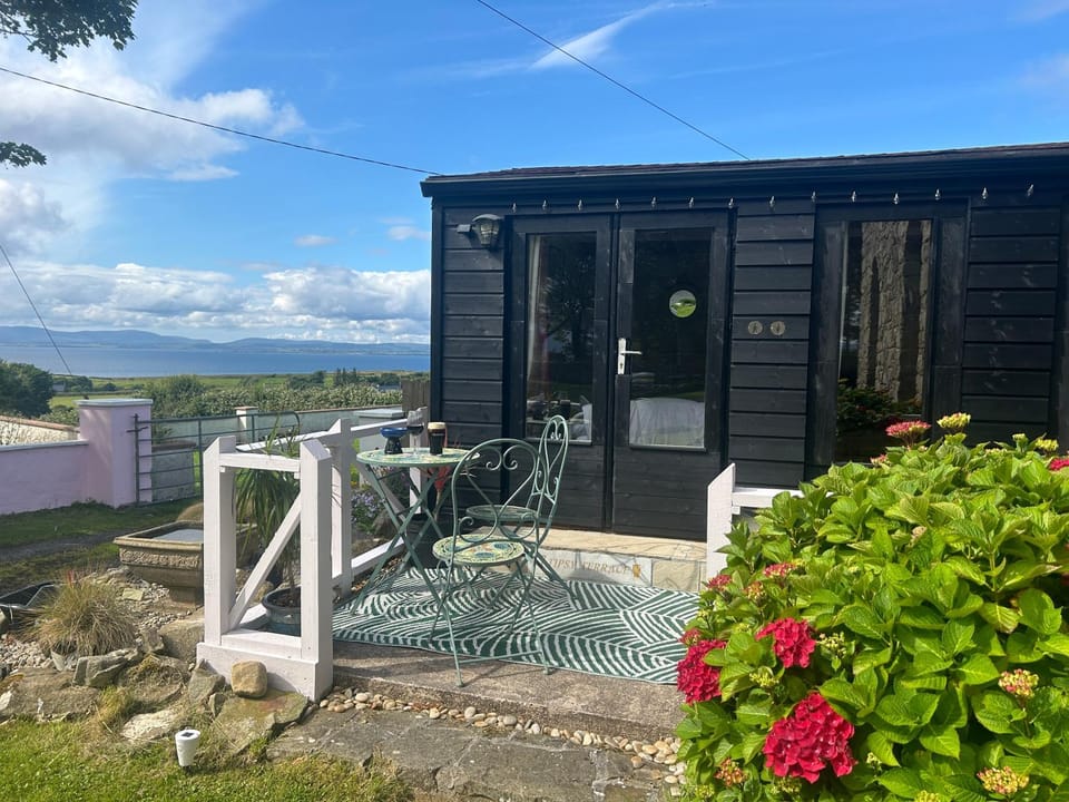 Property building, Day, Natural landscape, Balcony/Terrace, Balcony/Terrace