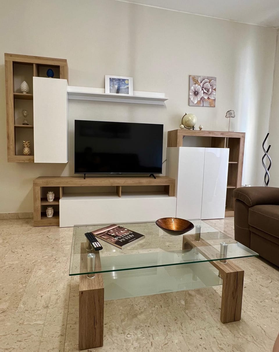 TV and multimedia, Living room, Seating area, Evening entertainment