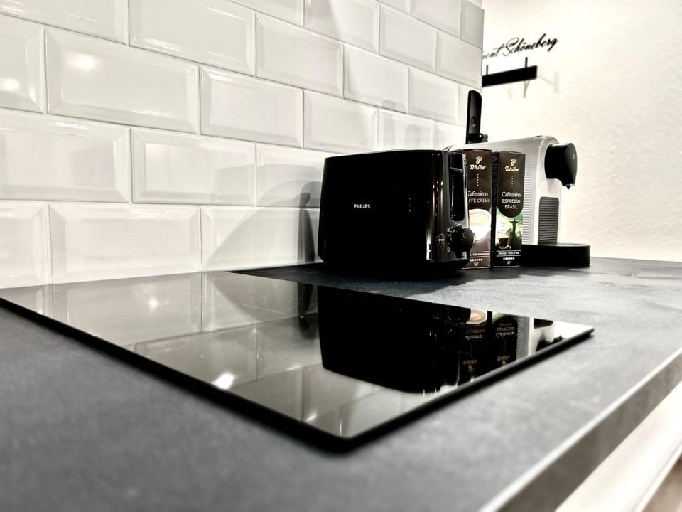 Coffee/tea facilities, Kitchen or kitchenette, stove