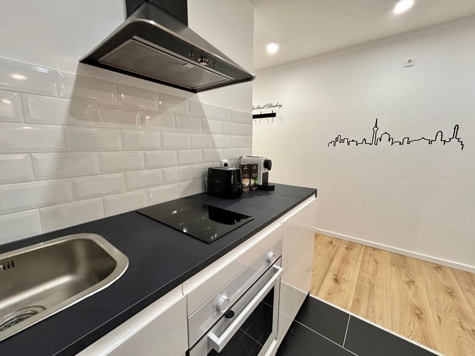 Coffee/tea facilities, Kitchen or kitchenette, oven, stove