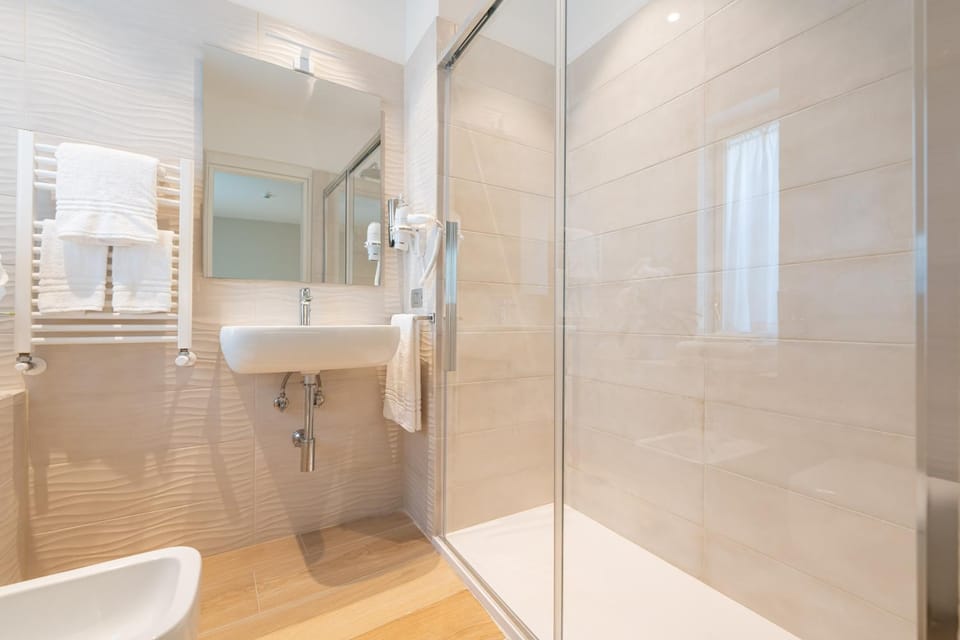 Shower, Toilet, Bathroom, towels