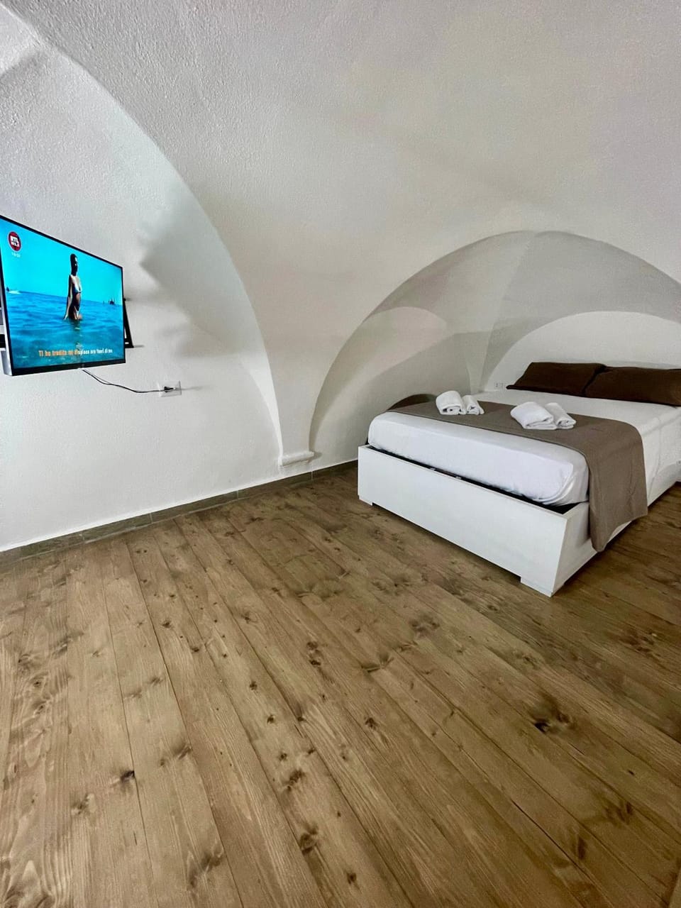 Bed, TV and multimedia, Bedroom