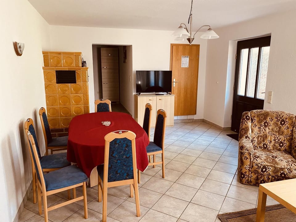 TV and multimedia, Living room, Seating area, Dining area