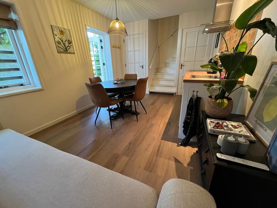 Kitchen or kitchenette, Living room, Seating area, Dining area, minibar, oven, stove