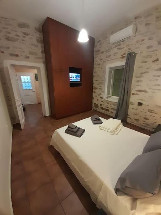 Bed, TV and multimedia, Photo of the whole room, Bedroom, towels, wardrobe
