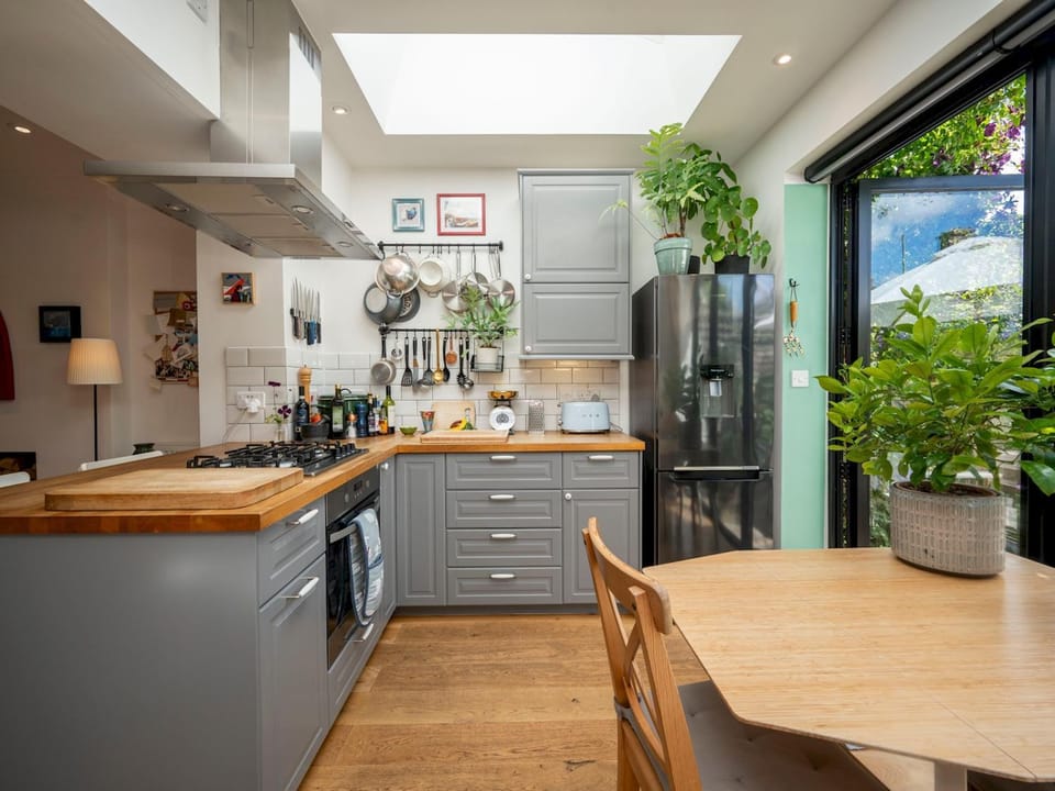 Kitchen or kitchenette, Dining area, oven, stove