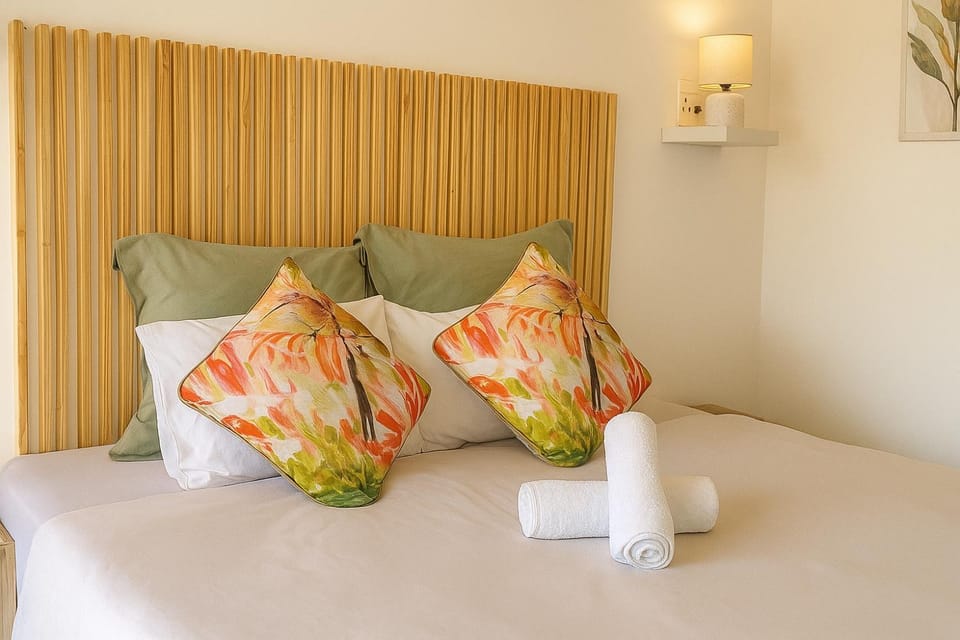 Communal lounge/ TV room, Bed, Bedroom, Communal kitchen, Mountain view, Breakfast, towels, wardrobe