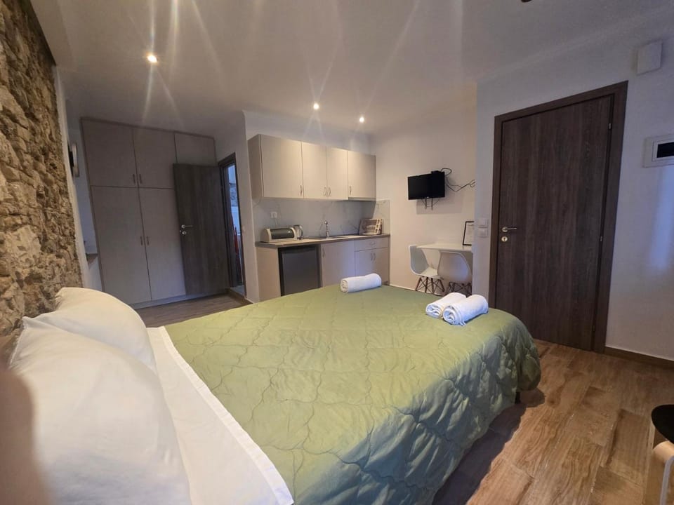 Bed, TV and multimedia, Kitchen or kitchenette, Bedroom, towels, wardrobe