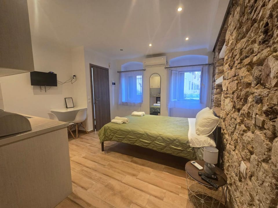 Bed, TV and multimedia, Seating area, Bedroom, towels, air conditioner
