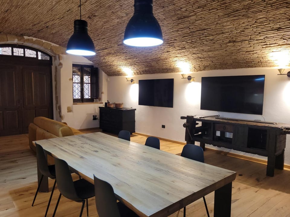 Communal lounge/ TV room, TV and multimedia, Living room, Seating area