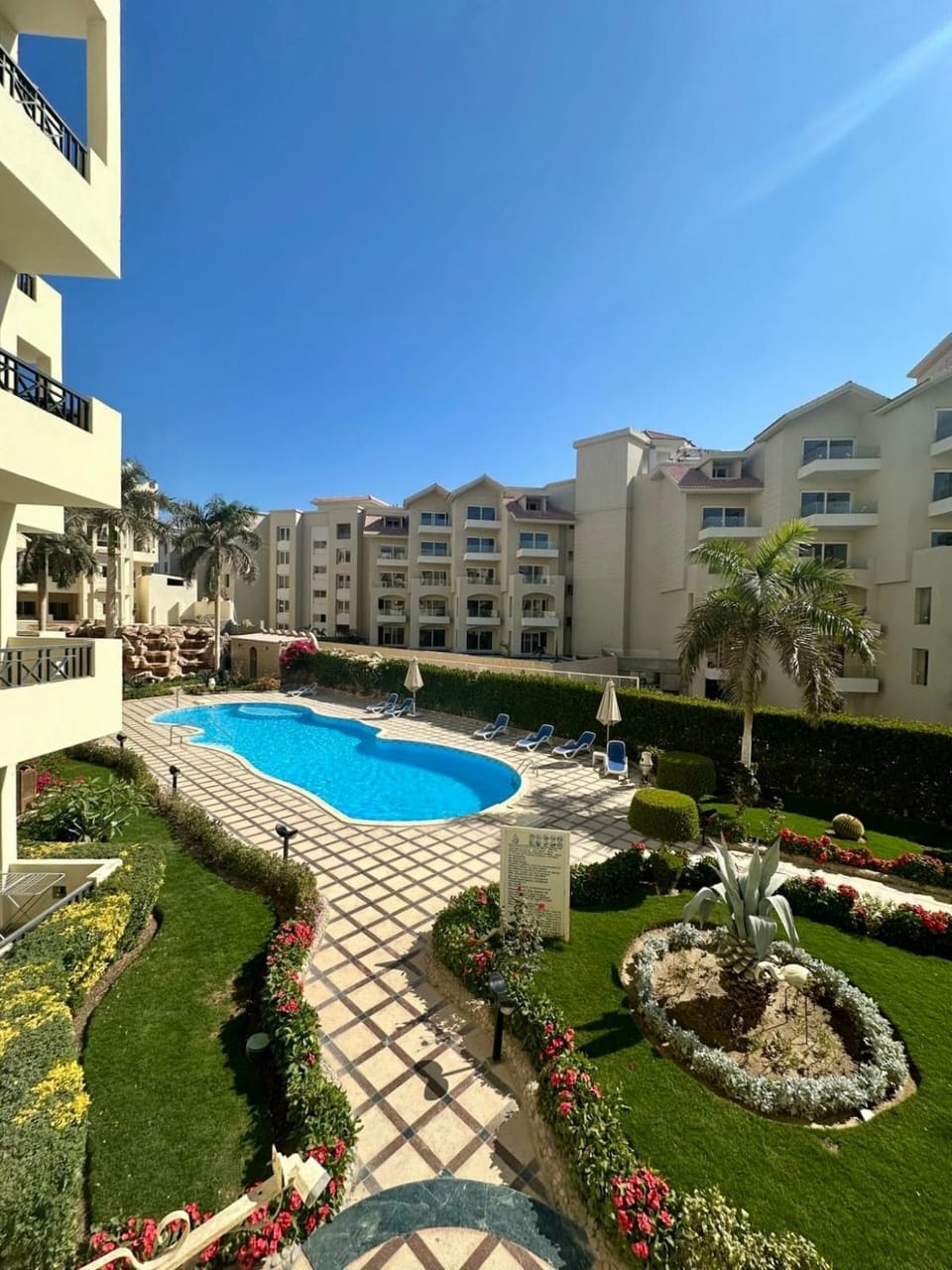 Property building, Day, Garden, Garden view, Pool view, Swimming pool, sunbed