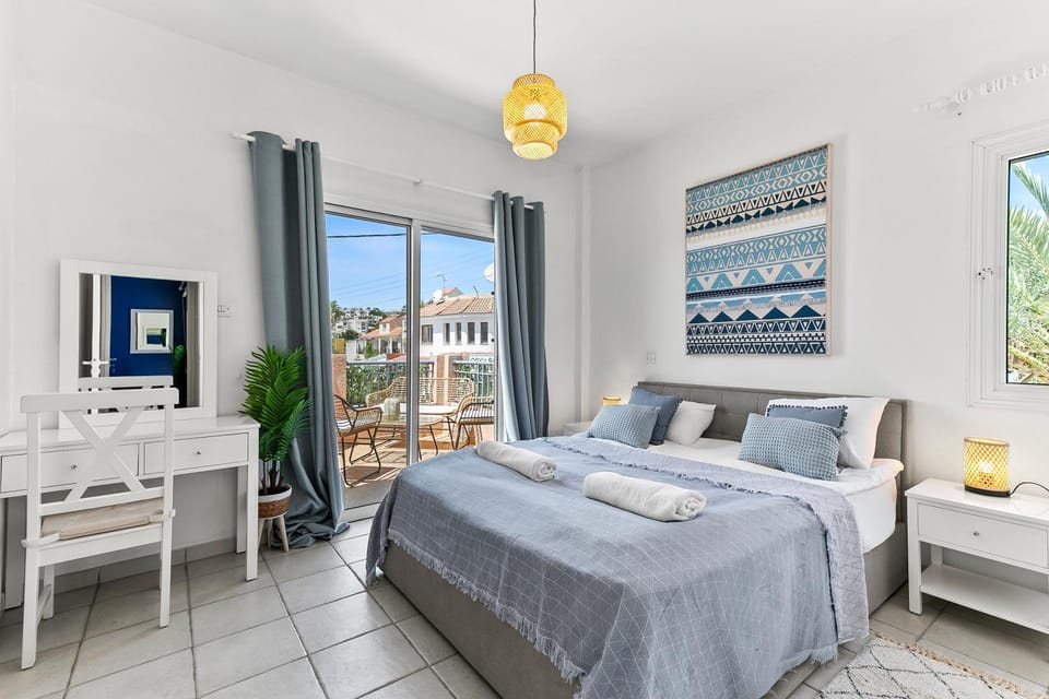 Charming 3-Bedroom Maisonette with Pool Access at Regina Gardens, 700 m Venus Beach Villa in Paphos