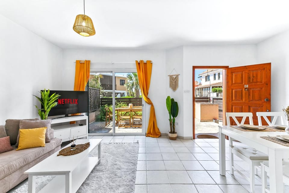 Charming 3-Bedroom Maisonette with Pool Access at Regina Gardens, 700 m Venus Beach Villa in Paphos
