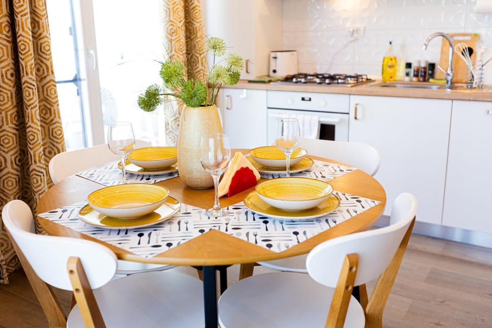 Kitchen or kitchenette, Food and drinks, Dining area, Food, stove