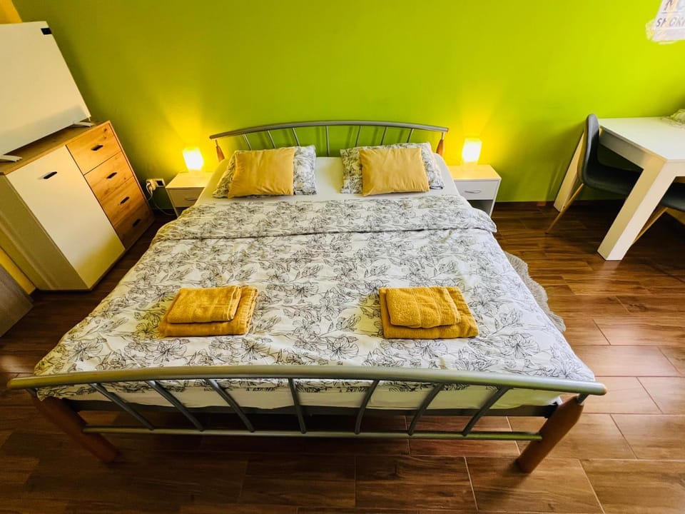 Photo of the whole room, Bedroom, towels, wardrobe