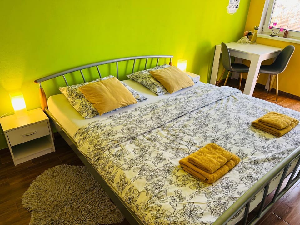 Photo of the whole room, Bedroom, towels