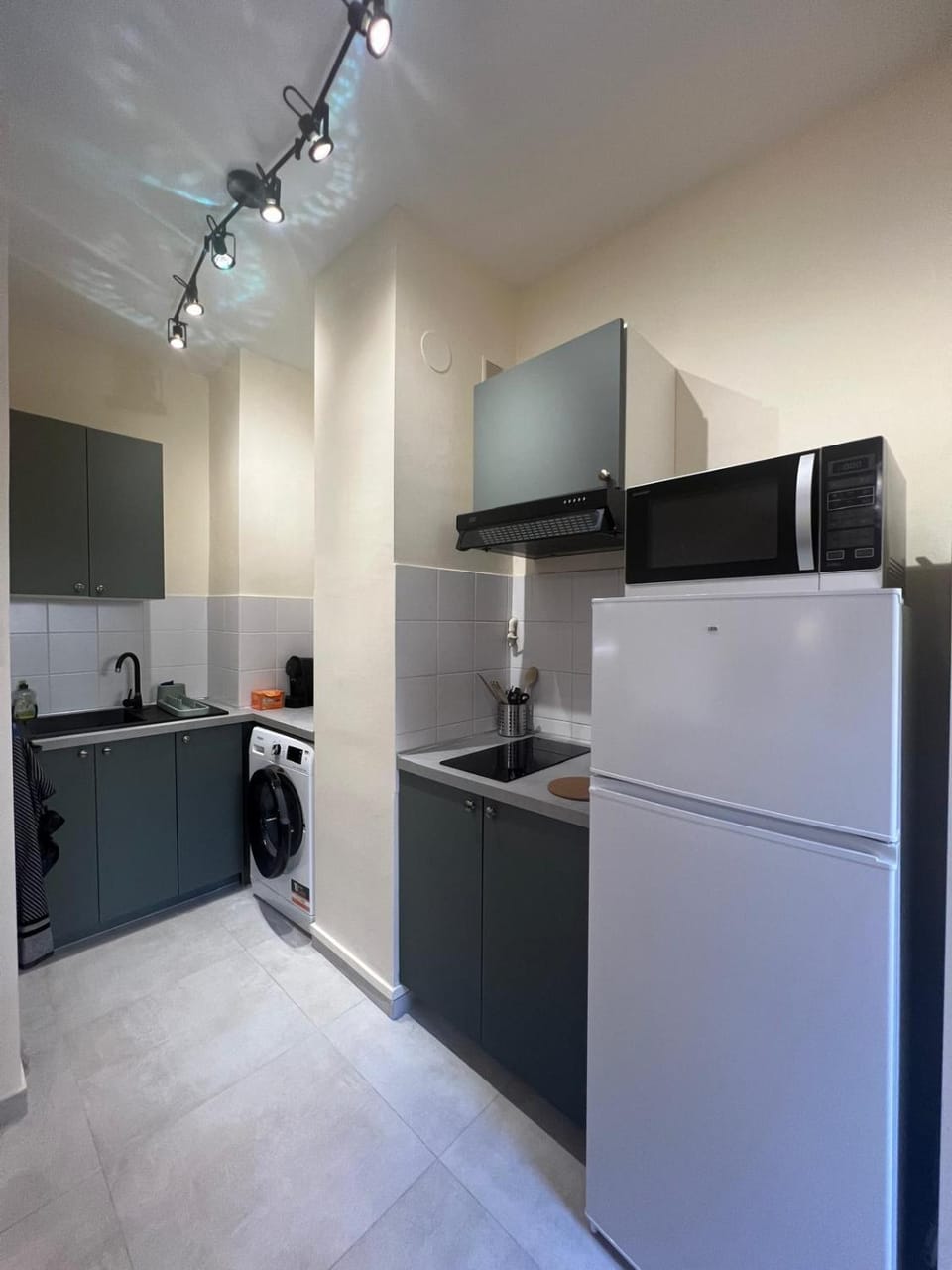 Kitchen or kitchenette, stove, washing machine