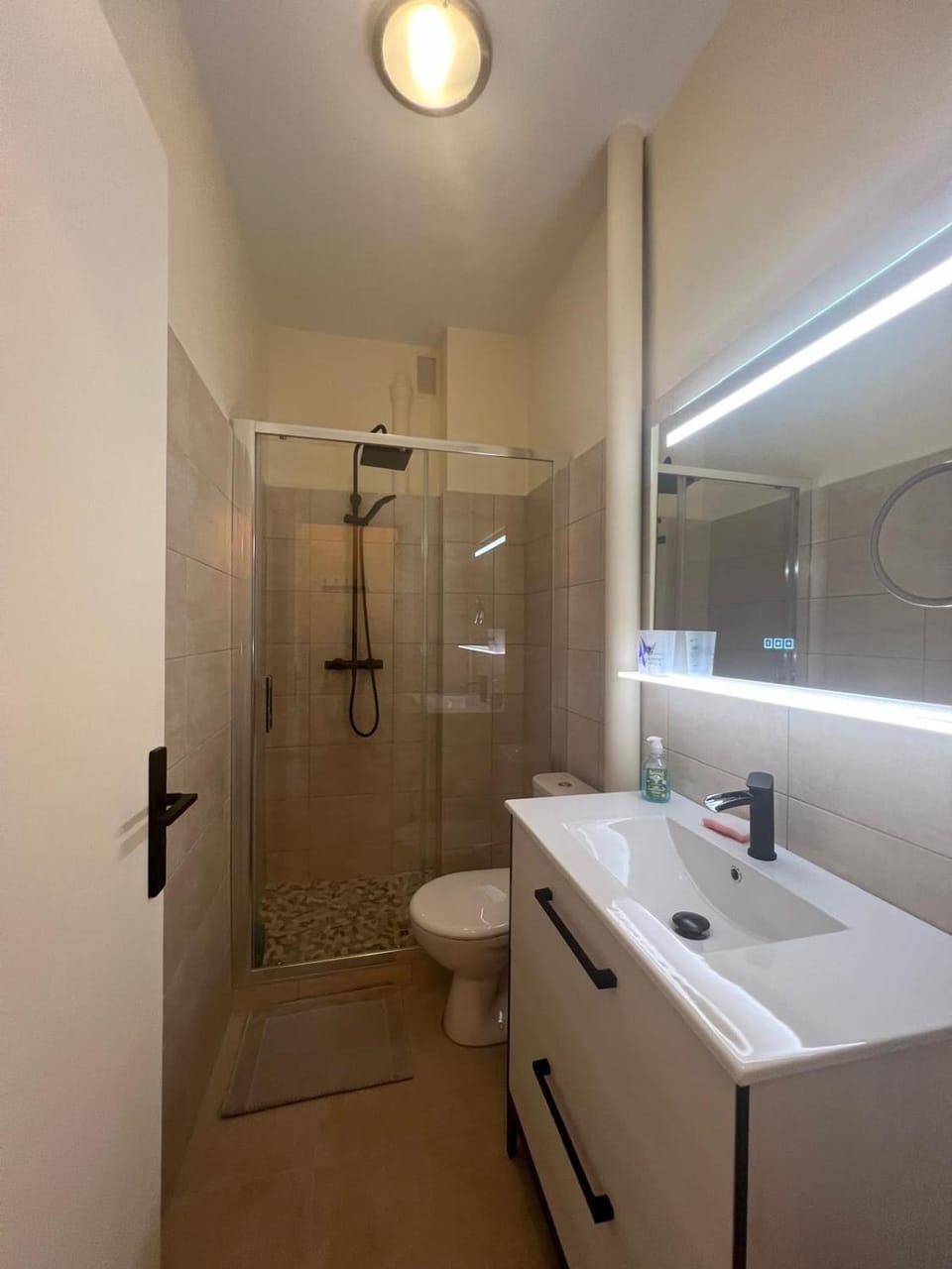 Shower, Toilet, Bathroom, towels
