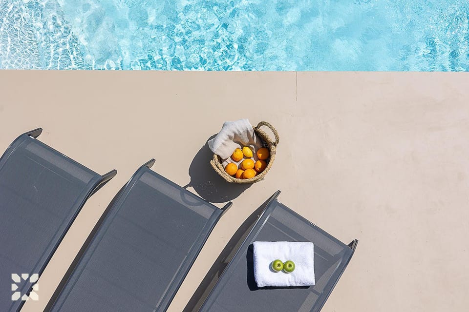 Pool view, Swimming pool, sunbed