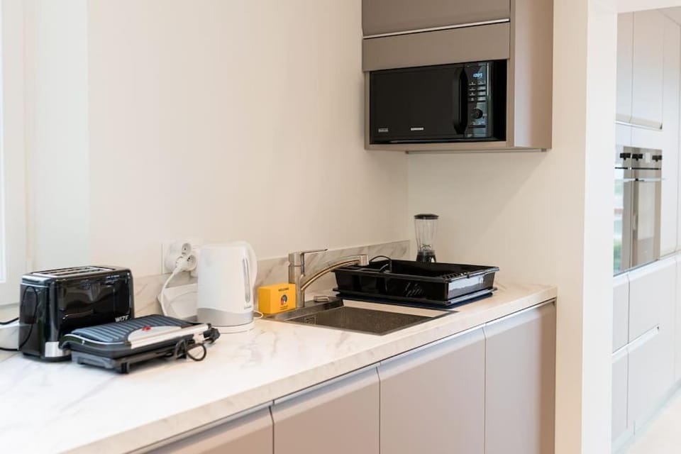 Coffee/tea facilities, Kitchen or kitchenette, stove, toaster