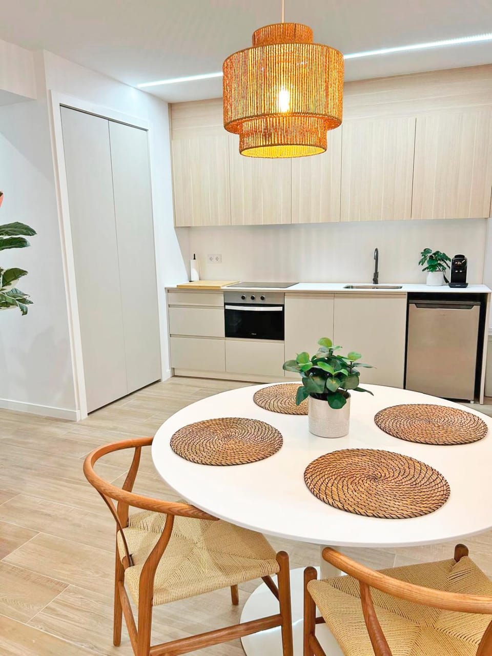 Kitchen or kitchenette, Dining area, minibar, stove