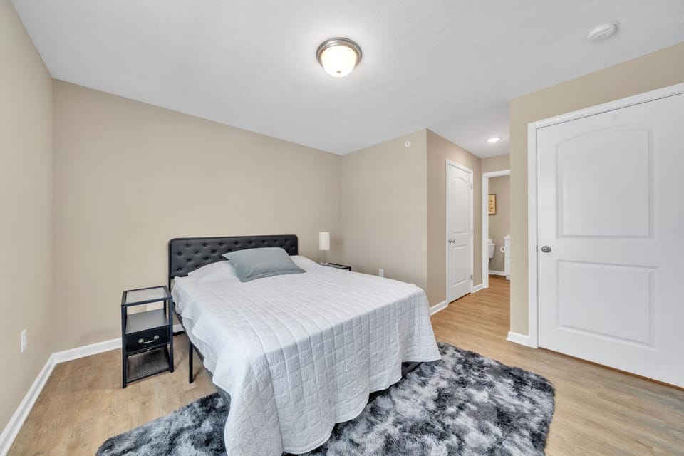 Stonecrest 620, 2Bd Apt I Free Parking I Pool Apartment in New Albany