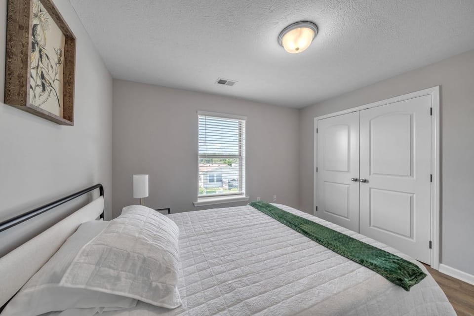 Stonecrest 716, 2Bd Apt I Free Parking I Pool Apartment in New Albany