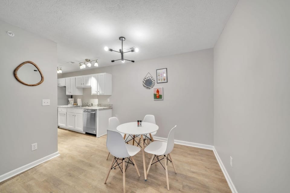 Stonecrest 713, 2Bd Apt I Free Parking I Pool Apartment in New Albany