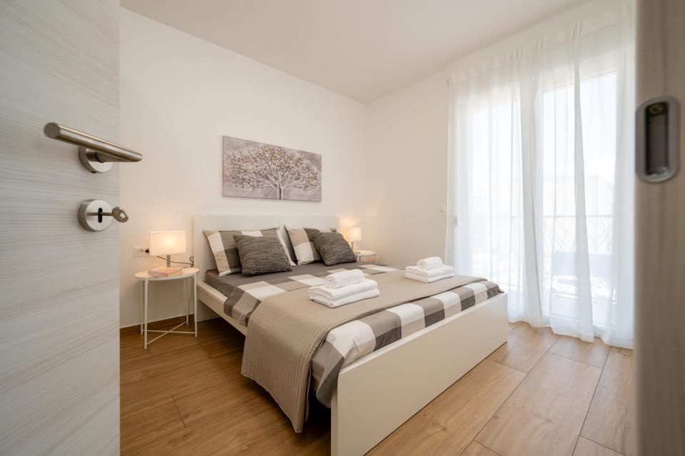 Bed, TV and multimedia, Photo of the whole room, Bedroom, towels