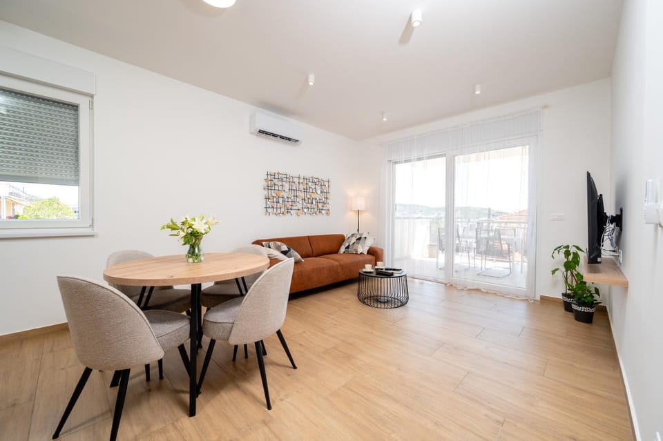 TV and multimedia, Living room, Seating area, Dining area, air conditioner