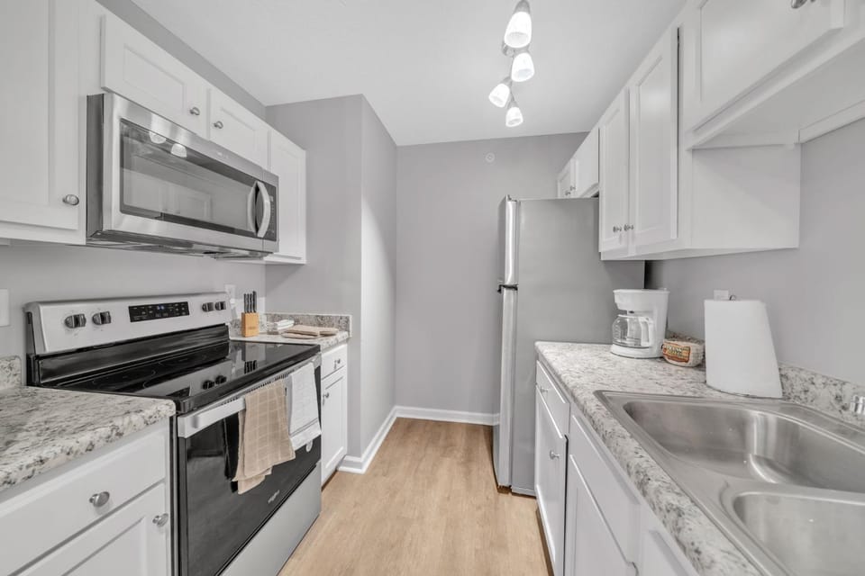 Stonecrest 722, Modern 2Bd Apt I Parking I Gym Apartment in New Albany