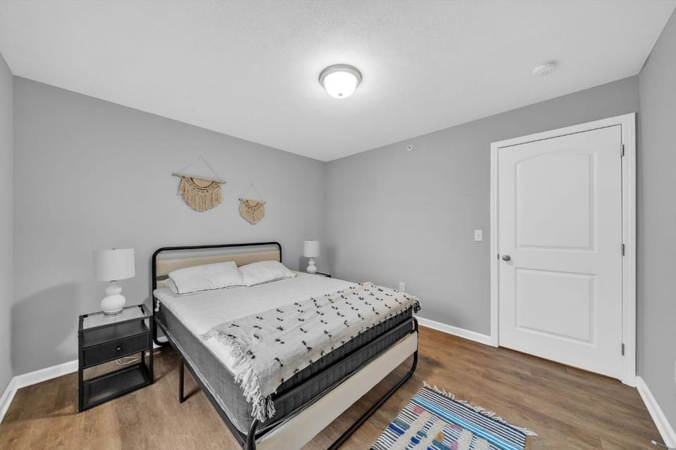 Stonecrest 910, 2Bd Apt I Free Parking I Pool Apartment in New Albany