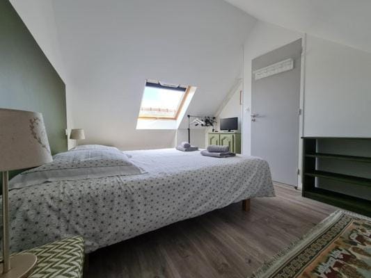 Photo of the whole room, Bedroom