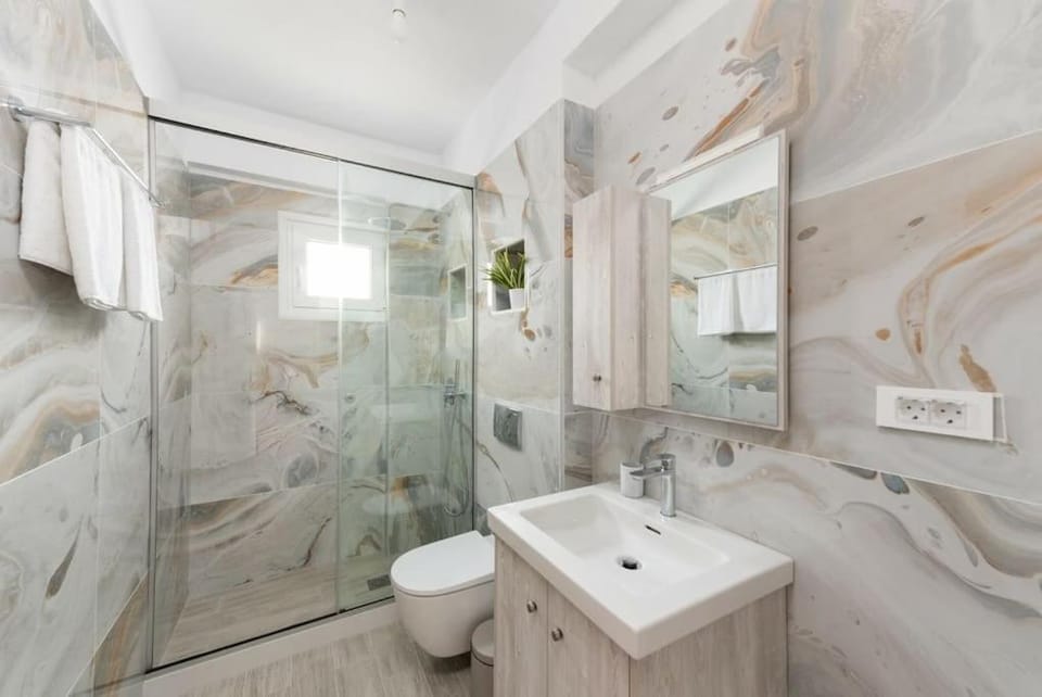 Shower, Toilet, Bathroom, towels