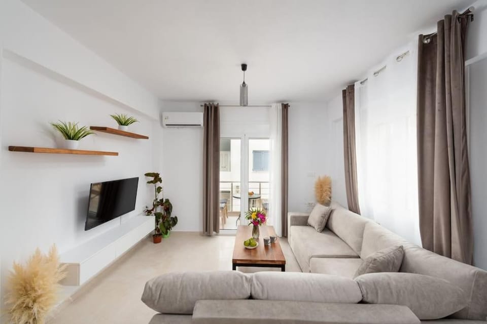 Communal lounge/ TV room, TV and multimedia, Living room, Seating area, air conditioner