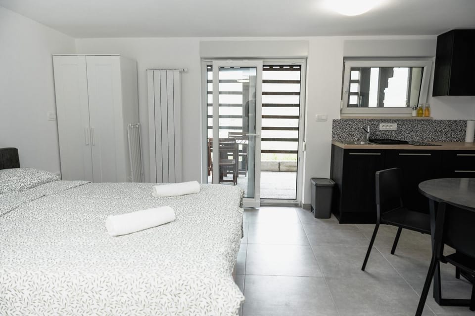 Bed, Kitchen or kitchenette, Photo of the whole room, Dining area, Bedroom, towels, kitchen