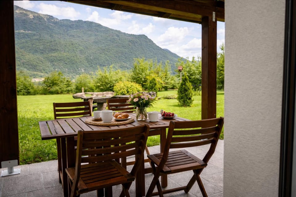 Patio, Day, Natural landscape, Food and drinks, Dining area, Food, Mountain view