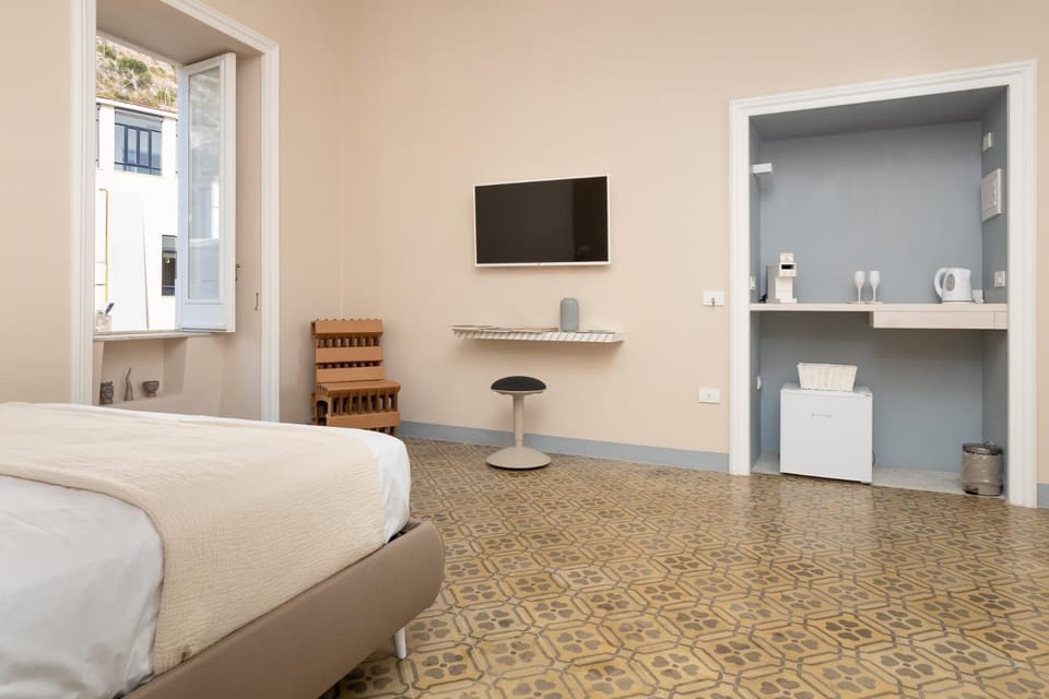 Bed, TV and multimedia, Coffee/tea facilities, Photo of the whole room, Bedroom, minibar